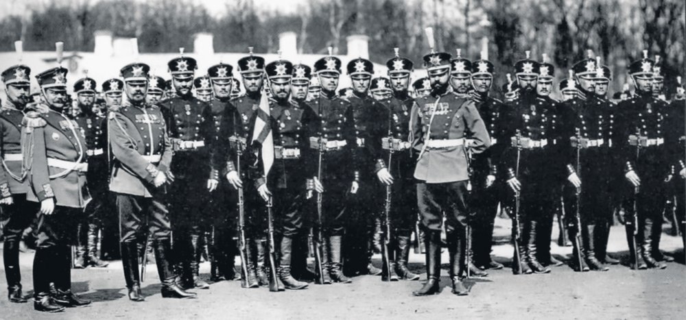 Офицеры и солдаты 1-го батальона лейб-гвардии Гренадерского полка. Весна 1914 года.