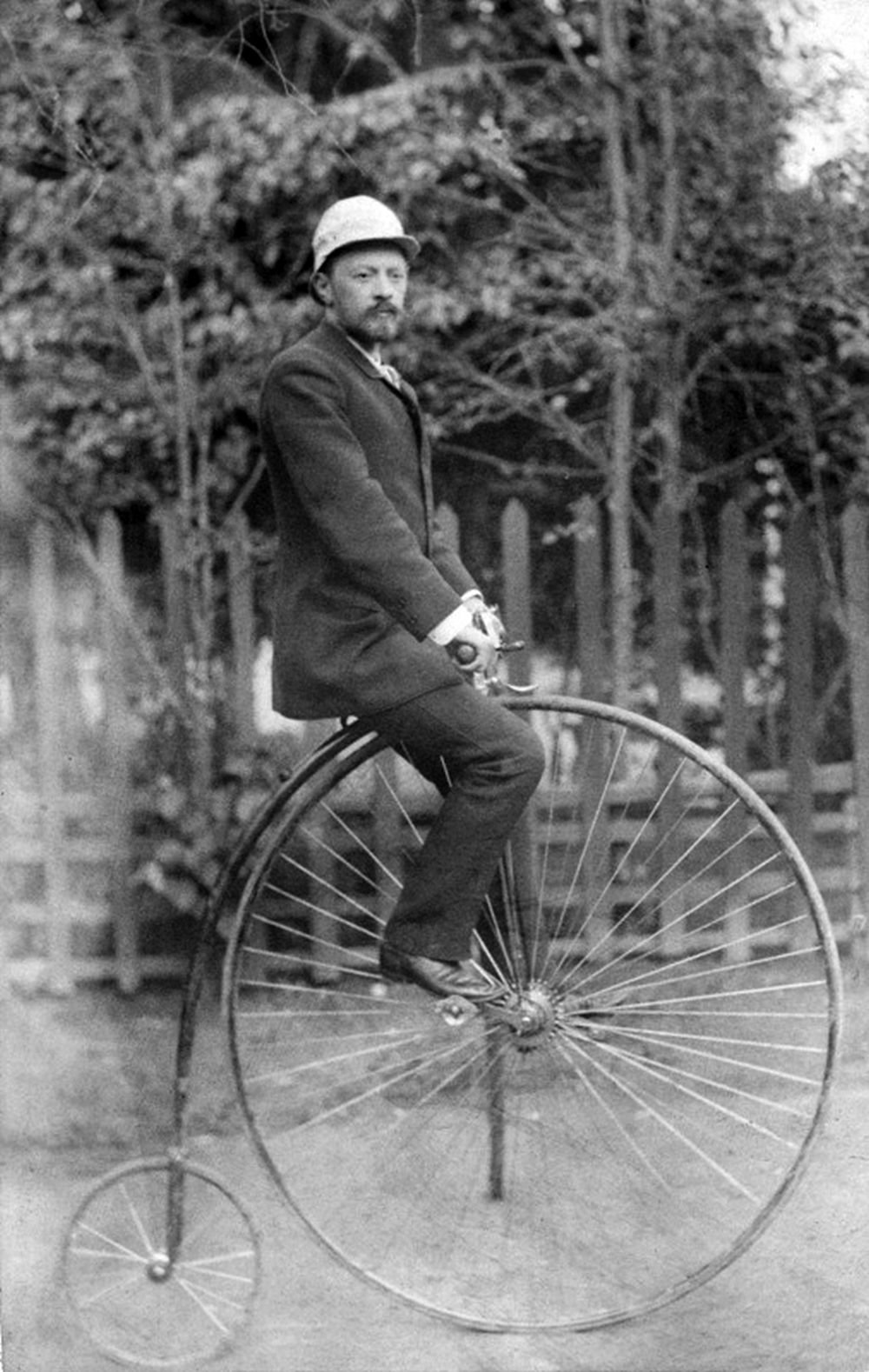 Владимир Шухов на велосипеде "Паук". / из архива семьи Шуховых