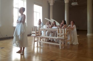   В Москве показали спектакль "Евгении Онегины". В нем играют только девушки 