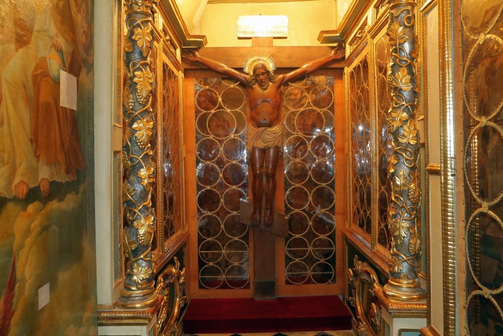 Кипарисовый крест в церкви Воздвижения Святого Креста.