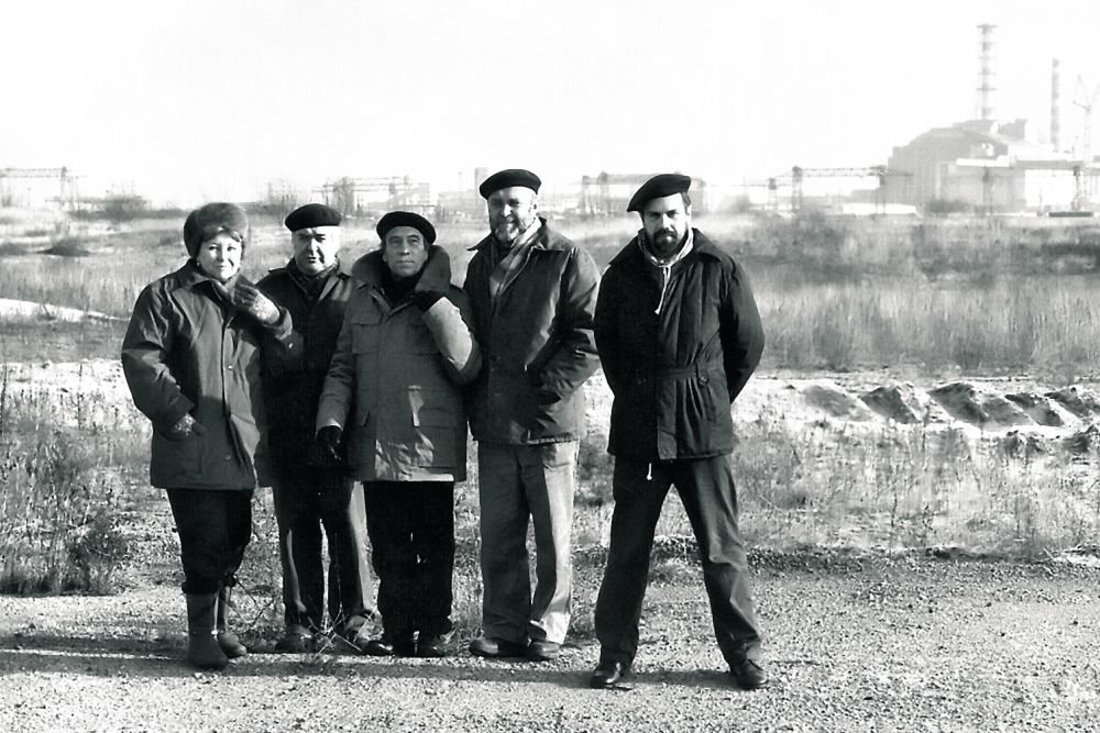 Супруги Боровые (крайние слева) в совместной чернобыльской командировке. / из личного архива