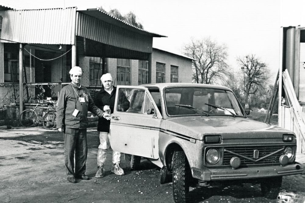 А. Боровой (справа) с А. Перфиловым собираются ехать в "рыжий лес". Осень 1986 года. / из личного архива