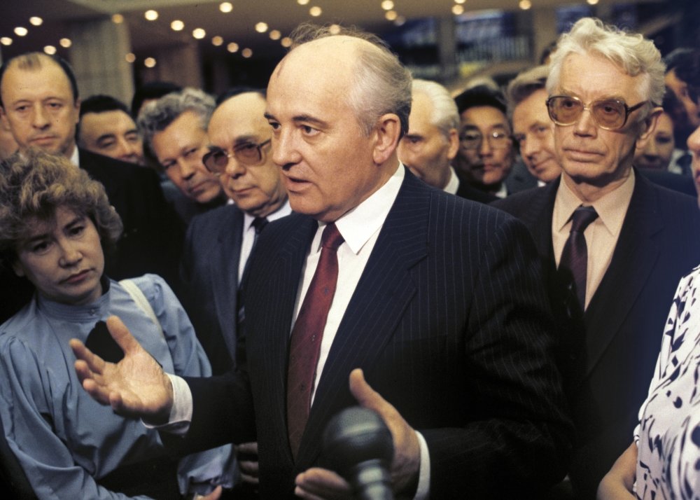 М.С. Горбачев (в центре), А.Н. Яковлев (слева) на съезде народных депутатов. 25 мая 1989 г. / РИА Новости