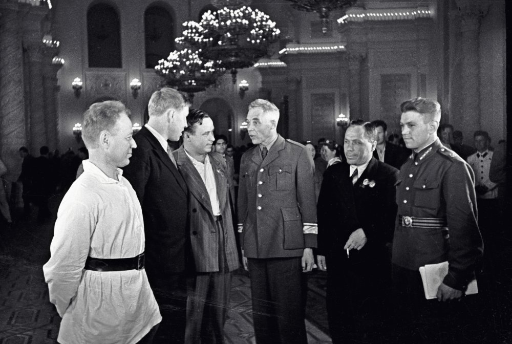 Михаил Шолохов (слева) и Алексей Стаханов (второй слева) на сессии Верховного Совета СССР с представителями Латвии и Литвы. 1 июля 1940 г. / РИА Новости