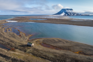   Самый старый дом в Арктике оказался под угрозой разрушения 