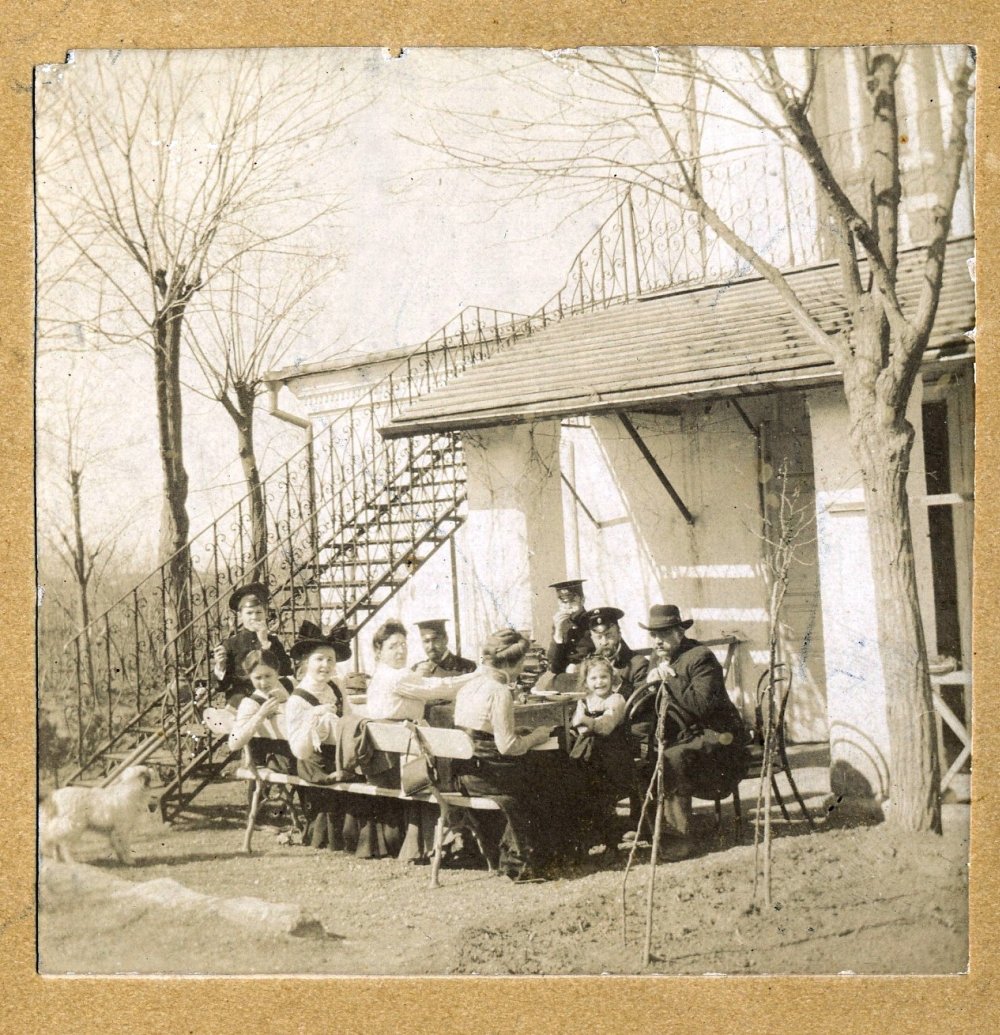 Семья Комаровых и ее гости на 10-й даче Среднего Фонтана. Весна 1911 года.