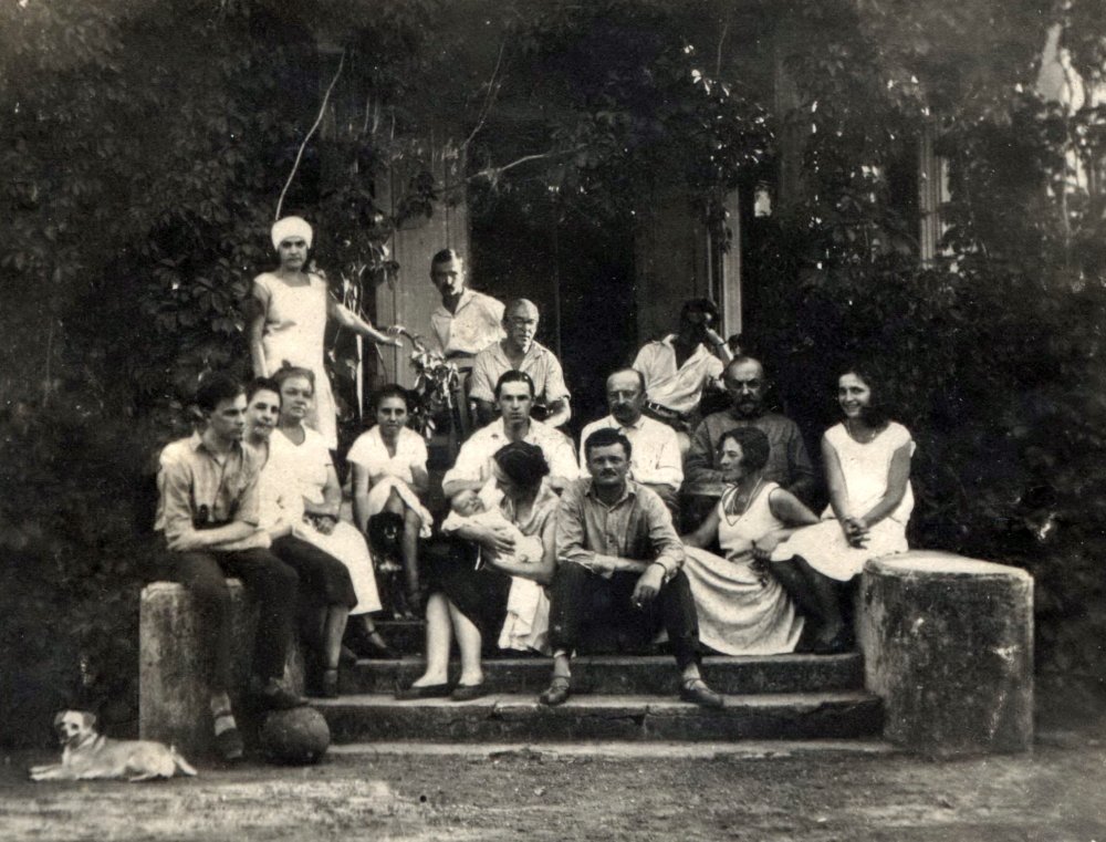 Дети и внуки Михаила Комарова на крыльце дачи. Вскоре ее отберут, а пятеро с этого снимка отправятся по лагерям и ссылкам.1928 год.