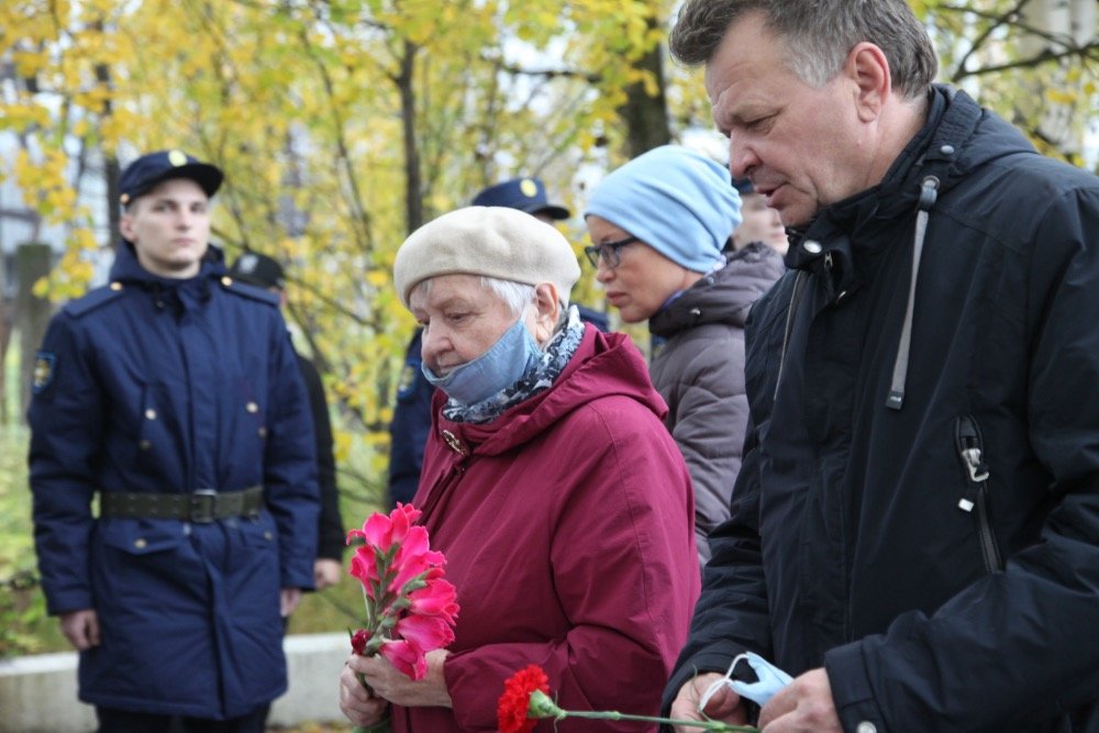 Дина Голенищева - дочь бойца, воевавшего на Финской, впервые принесла цветы к мемориалу. / Татьяна Сухановская