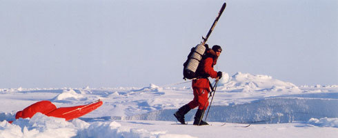Последним испытанием перед походом на Сеаерный полюс стало пересечение пролива Лонга по дрейфующим льдинам. На снимке: Борис Смолин. Фото: Матвей Шпаро