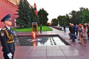    8 мая 1967 года у мемориала "Могила Неизвестного Солдата" был зажжен Вечный огонь 