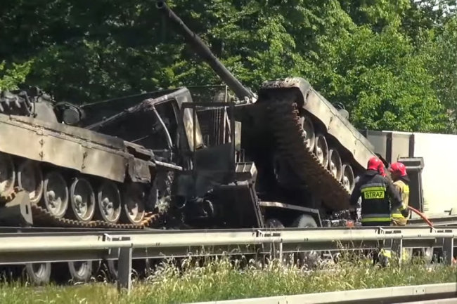 Два трала с танками Т-72М1 сгорели в Польше