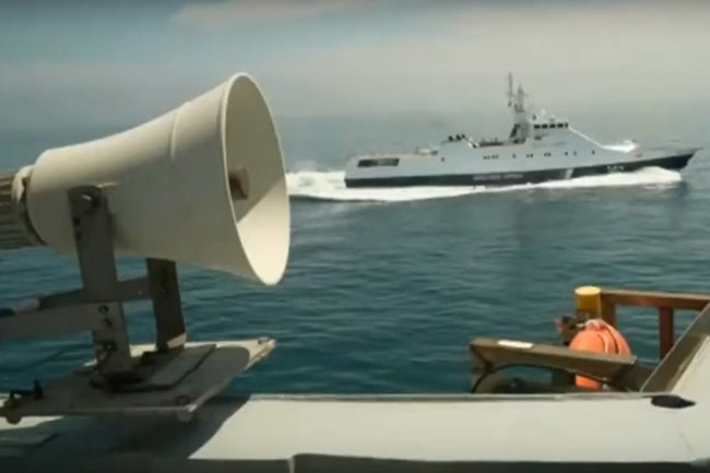 Появилось видео с борта обстрелянного британского эсминца Defender