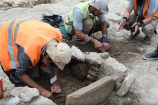    В Севастополе археологи нашли склеп с 10 скелетами 