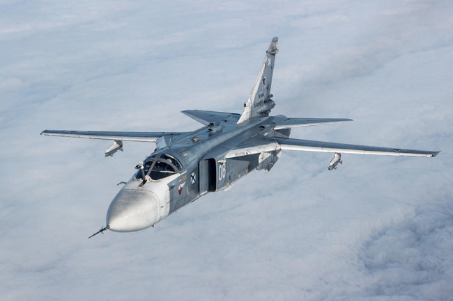 Military Watch оценил шансы эсминца Defender в поединке с Су-24М