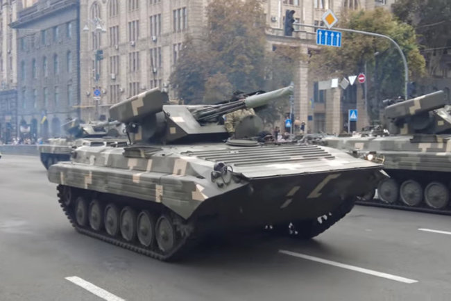 БМП-1 с новой башней показали на репетиции парада в Киеве