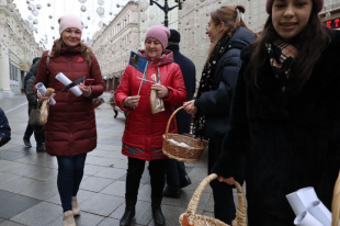    Школьники в Москве раздавали прохожим пряники в честь Ломоносова 