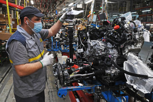 Мантуров: Renault обязалась помогать с поставками комплектующих АвтоВАЗу