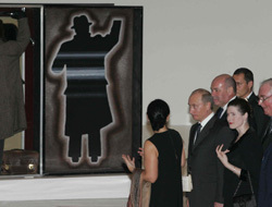 Самые знаменитые искусствоведы сопровождали Владимира Путина. Фото: Константин Завражин.