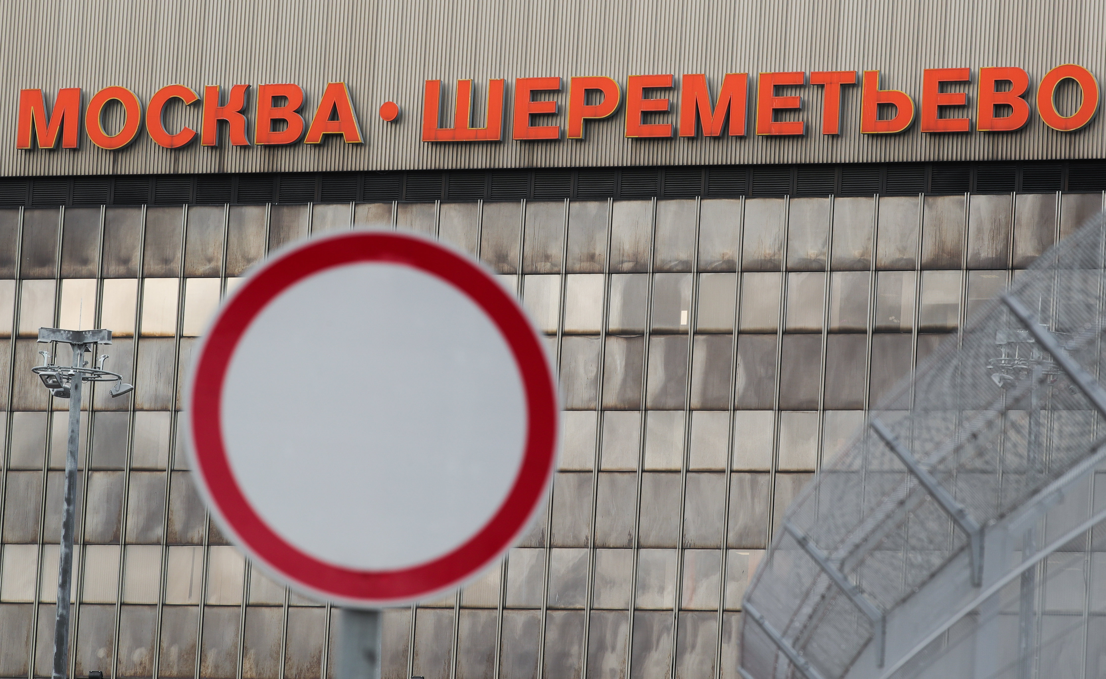 Когда можно ехать под знаки Въезд запрещен и Движение запрещено -  Российская газета