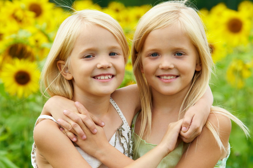 Ученые рассказали, почему близнецы живут дольше обычных людей - Российская  газета