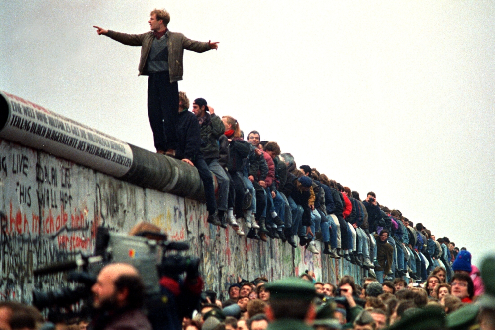 9 ноября 1989 года пала Берлинская стена - самый известный символ времен  "холодной войны" - Российская газета