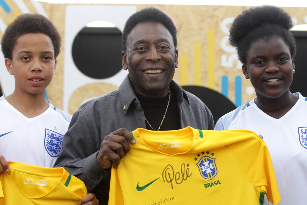 Пеле проводил сборную Бразилии на ЧМ-2022. И пообещал подарить за победу футболку с личным автографом - Российская газета