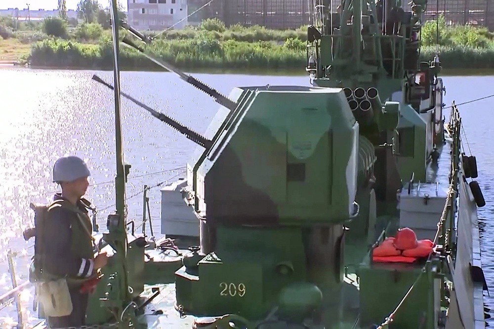 Для борьбы с дронами в зоне СВО используют корабельные зенитные установки  2М-3М - Российская газета