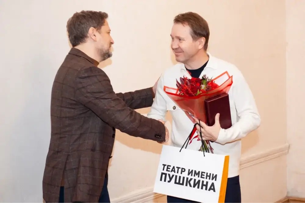 Евгений Миронов и Виктория Исакова получили памятные знаки Камерного театра  - Российская газета