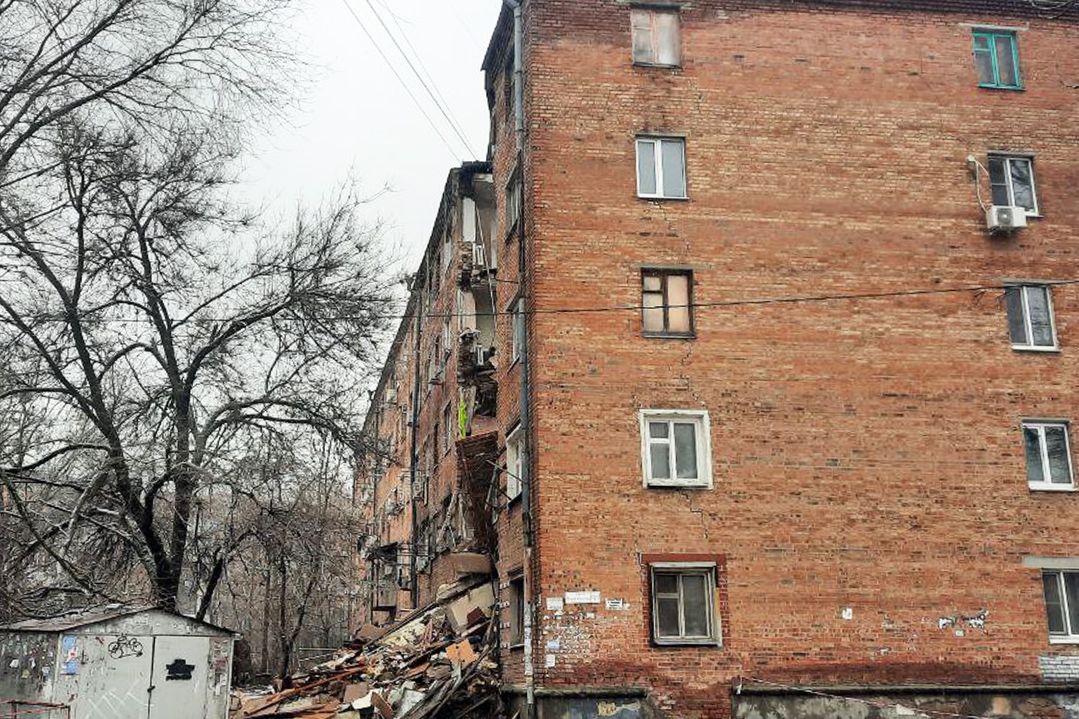 В Ростове-на-Дону обрушился подъезд пятиэтажного дома. Что известно -  Российская газета