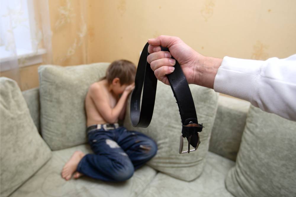 Родителей начали штрафовать за воспитание детей побоями - Российская газета