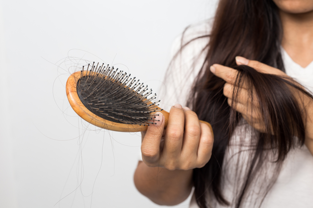 Реабилитолог рассказал, как остановить выпадение волос после COVID-19 -  Российская газета